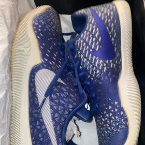 Mamba instincts size 8.5 men, got them 4 years ago and wore them in 3 games.